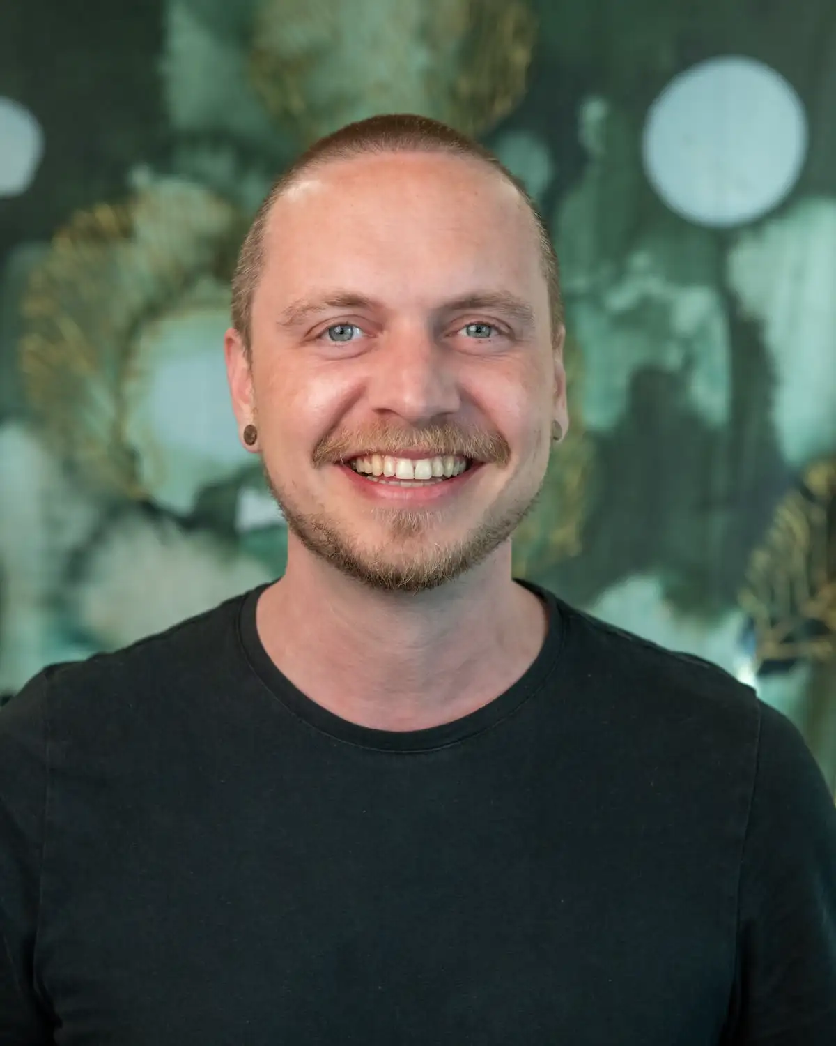 Zwart-witportret van een lachende Job Schopman